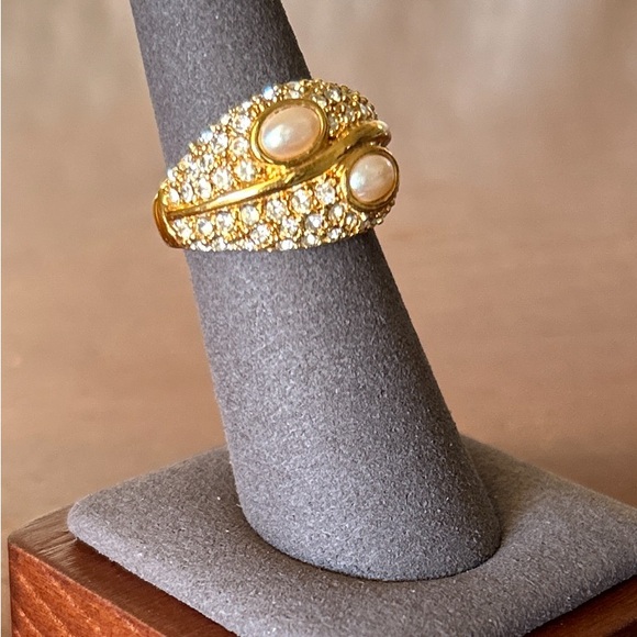 NWOT Monet Goldtone Pearl and Crystal Ring, Sz 6 - Picture 2 of 6